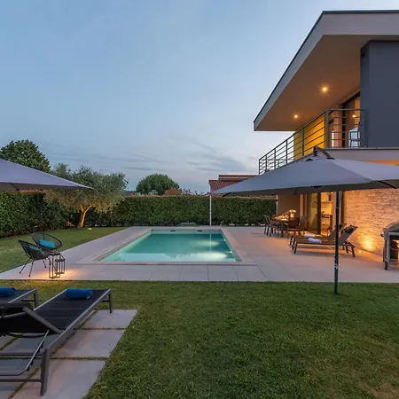 In Mit Grossem Pool Holiday home