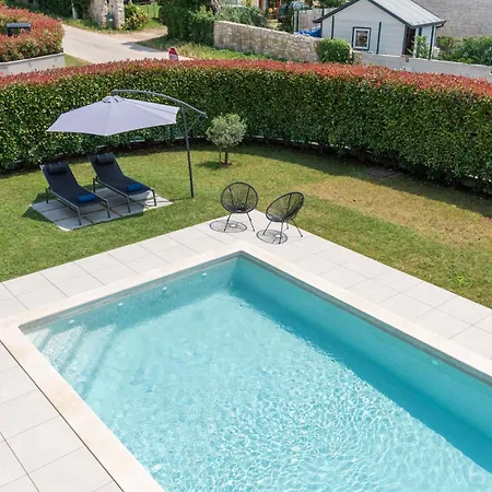 In Mit Grossem Pool Holiday home Dracevac